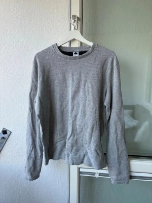 Tunn overshirt tröja - Det är en L men är liten i storleken så rekommenderar M