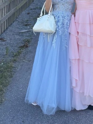 Ljusblå balklänning  - Från zapaka!! Nypris: 1570kr!! Har använts 1 gång, och har sytts nere så att den passar till personer som är kortare. Är 161cm och hade klackar på i bilden🩵🤍Priset kan diskuteras!!