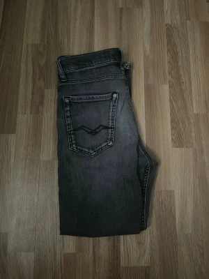 Gråa replay jeans - Snygga gråa replay jeans perfekt för dig som gillar en stilren Grish stil