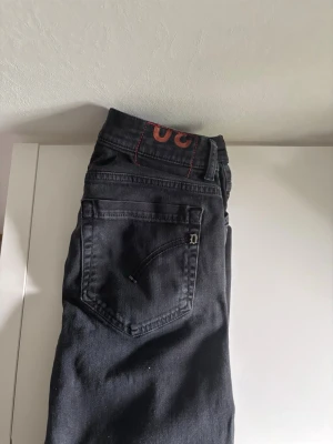 dondup jeans svarta - Tvär feta svarta jeans från dondup i en nyare modell, de är i storlek W30 och är i väldigt bra skick. Skriv gärna vida funderingar, kan gå ner i pris vid snabb affär! Nypris~3600kr sjävklart äkta✅