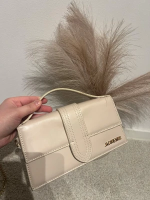 Beige elegant väska  - En jätte fin snygg beige väska som är helt ny, kommer även med ett band! Pris kan diskuteras🌸