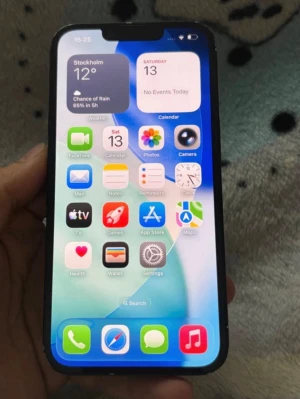 iPhone 14 - Säljer en iPhone med svart ram och modern design. Telefonen har en stor, kant-till-kant-skärm med en tydlig notch upptill. Baksidan är troligtvis av glas och ramen i metall. Perfekt för dig som gillar Apples smidiga gränssnitt och snygga look.