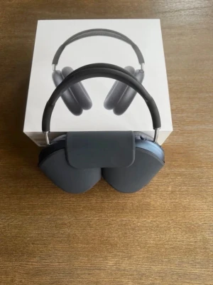 AirPods Max hörlurar  - Apple AirPods Max (USB-C) – Midnatt  Säljer mina Apple AirPods Max i färgen Midnatt med USB-C. Köpta nya för 5990 kr.  Hörlurarna är i mycket fint skick och fungerar perfekt. Och allting medföljer från kartongen till kvitto och laddare. Säljes då de används för sällan.  Pris: 2500 kr eller bud vid snabb affär.  Finns för upphämtning eller kan skickas.  Vid intresse, skicka PM.  ⸻  Apple AirPods Max (USB-C) – Midnight  Selling my Apple AirPods Max in the Midnight color with USB-C. Purchased new f