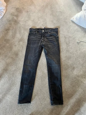 Dsquared2 jeans - Snygga svarta jeans från Dsquared2 till salu för billigt pris. Säljs pga för liten i storlek för mig att använda. De är i bra skick och visar minimala tecken på användning. Hör av er om minsta fråga eller fundering💫