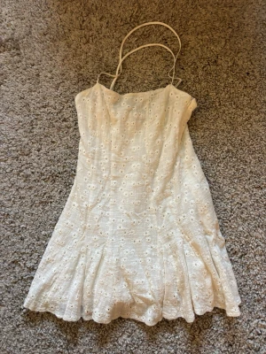 Blommig klänning - Sååå fin blommig broderad klänning med kors i ryggen som jag säljer då den ät lite för kort för mig!
