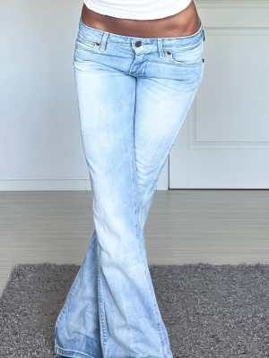 Wrangler jeans - Midjemått: 40cm rakt över, innerbenslängd: 82cm 💗 