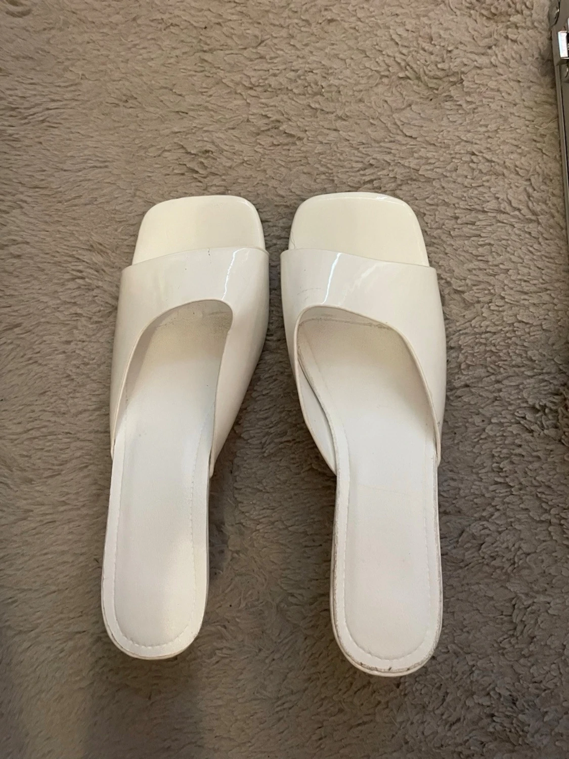 Vita slip-in sandaler med fyrkantig tå