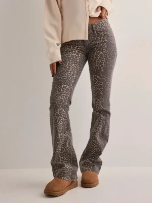Leopard Jeans - Trendiga leopardjeans med bootcut och låg midja från Nelly. Storlek 36. Nytt Skick.