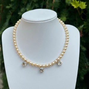 Pärlhalsband med kristaller silverpläterad  - Pärlhalsband med Crystal Pärlor i färgen Light Gold. Silverpläterad mässing. Kristaller ss39 8mm, Färg Golden Shadow. 6mm stora pärlor. Längd 41cm inkl lås och förlängningskedja. Senare bild visar andra färger. Jag skickar endast spårbart med post nord, samfraktar. Besök gärna mina övriga annonser.  Till mina smycken använder jag kristaller från Preciosa, Aurora och Swarowski.