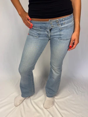 Lågmidjade Jeans - Supersnygga lågmidjade miss sixty Jeans | Storlek 28 | Bra skick, minimal fläck (bild 6) | Jag är 168cm lång och väger 60kg | Mått: Ytterbenslängd: 98cm. Midjebredd: 35cm eller 38cm (beroende på hur man spänner dem). Lårbredd: 26cm. Fotöppning: 27cm. Kontakta mig vid fler frågor eller funderingar!💕