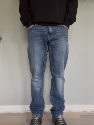 SMOG Jay Slim Straight Jeans W30 L32 – Blåa - SMOG JAY SLIM STRAIGHT  Storlek: W30 L32 Passform: Slim straight Färg: Blåa med naturlig fading Märke: SMOG (Est. 1999)  Snygga jeans med fin tvätt och naturlig fading vid låren. Slim straight-passform som sitter bra utan att vara för tajt.  Modellen på bilden är 175cm och väger  65kg.  Skick: Bra skick. Inga hål eller fläckar.