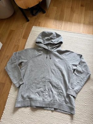 Nike hoodie - Säljer denna Nike hoodien som är i mycket bra skick. Storlek XL Nypris 550kr Mått: Axel-Axel 49cm Armhåla-Armhåla 59cm Längd 63cm