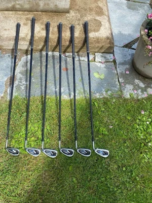 JPX 825 - Säljer ett järnset. Är i märket mizuno med modellen JPX 825. Är i fint skick med grafit skaft. R i flex