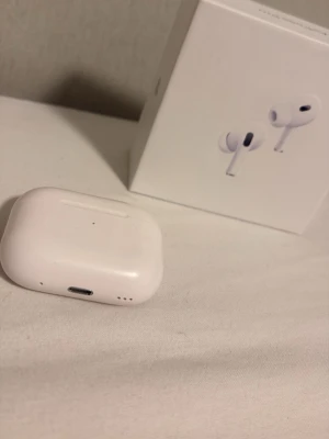 Apple AirPods Pro trådlösa hörlurar - Säljer ett par vita Apple AirPods Pro. De är trådlösa in-ear-hörlurar med stilren design och smidigt fodral. Perfekta för musik, samtal och träning. Levereras med originalförpackning. Du får med storlekar och en AirPod case för extra skydd. 26 juni klockan 13:00 är sista meddelande jag tar.den enda funkar