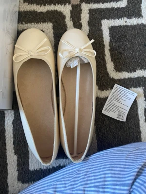 Ballerina skor  - Kräm vita ballerinaskor som jag har köpt på vinted för några veckor sen. Det stod inget märke på de i annonsen så jag vet inte vart de är ifrån. HELT OANVÄNDA!!!! Jag säljer de för att de var för stora på mig. Kartongen finns med! 