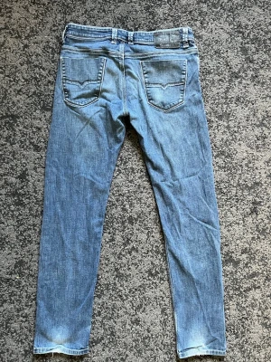 Diesel Jeans - Säljer ett par Diesel Jeans i storlek 33/32, dem sitter slimfit och är lite stretchiga. Dem är i bra skick och har en fet fade. Nypris ligger på cirka 1500 men jag säljer för endast 349. Kom gärna med frågor och priset är diskuterbart!