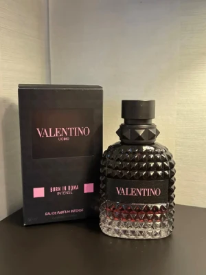 Valentino born in Roma intense - Valentino born in Roma intense, 50ml eau de perfum ca 20ml kvar, köptes för 1150 på Åhléns. 