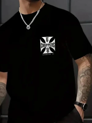 West Coast Choppers svart t-shirt - Svart t-shirt från West Coast Choppers med stort vitt tryck på ryggen och mindre tryck på bröstet. Klassisk rund hals och korta ärmar. Materialet är troligtvis bomull och passformen ser ut att vara normal. Perfekt för dig som gillar streetstyle och motorcykelkultur. Finns i flera storlekar  2xl passar xl Finns i flera storlekar 