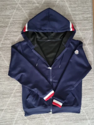 Mörk blå moncler hoodie zip - Passar inte mig helt ny 