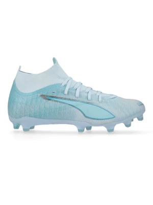 Ljusblåa Puma fotbollsskor - Snygga ljusblåa fotbollsskor från Puma med stickad strumpkrage och klassisk snörning. Skorna har en modern design med Pumas logga i silver och blått på sidan. Ovandelen är tillverkad i syntetmaterial för bra passform och kontroll på planen. Nästan nytt skick, har använt dem cirka 5 ggr. Nypris: 1200kr, mitt pris 370kr