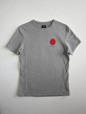 Edwin T-shirt - L  - Grå t-shirt från Edwin | mycket fint skick och inga defekter | Om du undrar över något, tveka då inte på att höra av dig 🙌