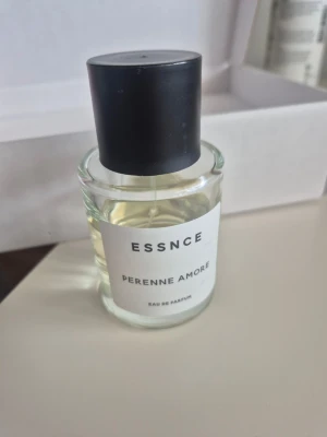 Essnce Perenne Amore Eau de Parfum - Parfym från Essnce med doften Perenne Amore. Från början var det 50ml men mer än hälften kvar nu. Skriv vid frågor🫶