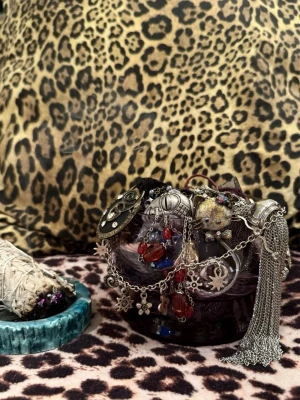 Mix av smycken i silver och färg - Ett härligt mixat smyckespaket fyllt med unika smycken i olika färger, former och material. Perfekt för dig som älskar maximalism, alternativ stil, vintage eller vill addera mer personlighet till din smyckessamling.  Innehåller en blandning av halsband, kedjor, berlocker, ringar, accessoarer och dekorativa detaljer. Säljs som paket.  🍄 Funky Fig 🍄  Återbrukade material, nytt liv och småskaligt hantverk. Tack för ditt stöd! Get funky! ✨♻️