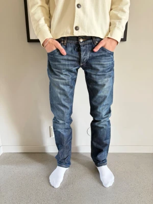 Dondup jeans - Dondup jeans! Nypris: 3000 kr, säljs för 699 kr. Modellen är 180 cm och väger 60 kg. Säljes i befintligt skick! (Skick: 9/10) Storlekslappen är utsuddad, känns som W32