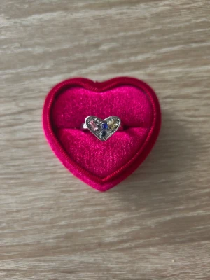 Söt hjärtformad ring med stenar - ring i storlek 17,3mm, silverfärgad. 