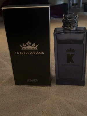 Dolce & Gabbana K Eau de parfum - Ungefär 160 ml kvar av 200 ml. Såklart äkta, köptes på deloox! Skriv gärna för kvitto eller funderingar!