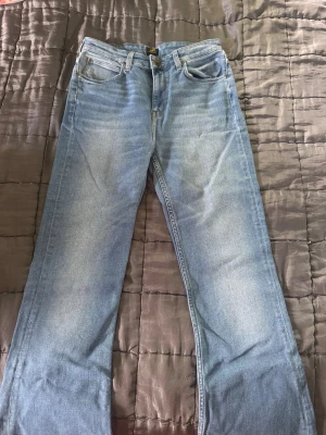 Lee jeans  - Säljer ett par Lee jeans eftersom de ej kommer till användning, väldigt bra skick och knappt använda. Storlek W38 L33 