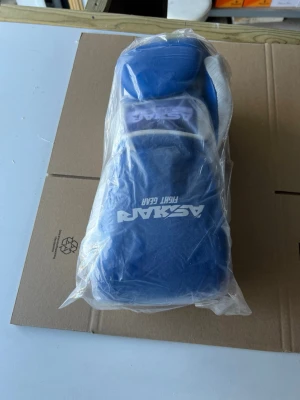 SHOCKWAVE Boxningshandskar 14 oz – Äkta Läder – Nya - Säljer ett par nya SHOCKWAVE boxningshandskar i 14 oz. Tillverkade i äkta läder och passar för boxning, kickboxning, thaiboxning samt annan kampsportsträning. Fungerar bra för både säckträning, mittsträning och sparring. Oanvända och i nyskick. Kan skickas eller hämtas efter överenskommelse. Vid frågor eller intresse är det bara att höra av sig. 