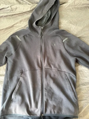 Under armor tech fleece  - En under armor tech fleece i svart som är i bra skick och som säljes för att den inte används längre