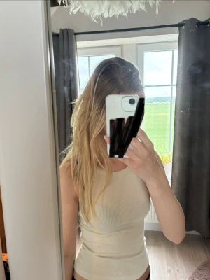 Ribbad beige linnetoppr - Säljer detta linnet då det inte kommer till användning. Köpt för några år sedan på Lindex och knappt använt. storlek 146/152 eller XS skulle jag säga. 