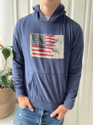 Ralph lauren hoodie  - Ralph lauren hoodie, Inga defekter förutom saknar tag! Modellen i bilderna är 180 cm 75 kg och bär Storlek S , Kom med frågor! 🌟 (Kan gå ned i pris vid köp av paket 😉) 