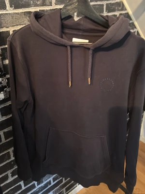 Marinblå hoodie från Lindbergh - Snygg marinblå hoodie med huva och dragsnören. Klassisk känguruficka framtill och diskret tryck på bröstet. Skriv för frågor🤗