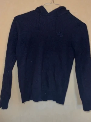 Maggiore hoodie - Snygg mörkblå hoodie från Maggiore med diskret broderad logga på bröstet. Hoodien har långa ärmar, ribbade muddar och justerbar huva med dragsko. Tillverkad i mjukt material som passar perfekt till vardagslooken.