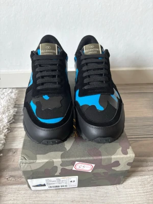 Valentino Rockrunners  - Helt nya svarta/blåa valentino rockrunners i storlek 42 som är perfekta för sommaren, hör av dig vid funderingar och pris går att diskuteras!