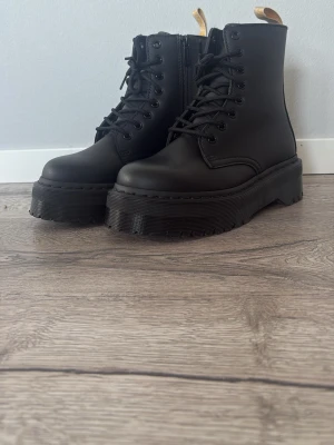 Svarta chunky kängor från Dr. Martens - Säljer ett par svarta kängor med högt skaft och hög sula från Dr. Martens andvändna en gång så inget tecken på andvändning. Ingen låda eller kvitto kvar. Nypris 2400