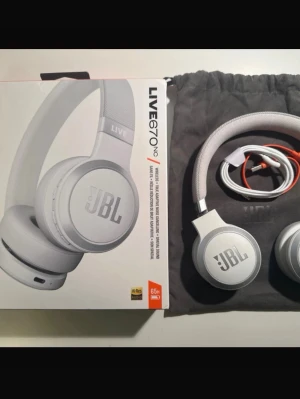 JBL live 670NC - Nyskick! ✨. Använda allt som allt i ungefär två månader. Otroligt bra ljud! Och lätta på huvudet.   Nypris: 1090kr Mitt pris: 689kr  Full beskrivning på varan finns på hemsidan nedan:  https://www.jbl.se/JBLLIVE670NCBLK.html?utm_source=google&utm_medium=cpc&utm_campaign=Regular%20Shopping%20-%20BR%20-%20Headphones%20-%20JBL%20SE&utm_id=17293438935&utm_term=&gad_source=1&gad_campaignid=17293438935&gbraid=0AAAAADk1mVHGWdPLUgRDCIdL98p7KKuDf&gclid=Cj0KCQjwrZTRBhDSARIsAHidYfddjTXGp9XSnRl4lokj_s23NS6E