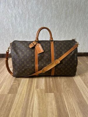 Louis Vuitton Keepall  - Säljer en LV keepall i storlek 55 med band i otroligt fint vintage skick. Väskan är tillverkad i Frankrike Februari 1987 enligt datecode. Kom pm för fler bilder eller frågor 🫡