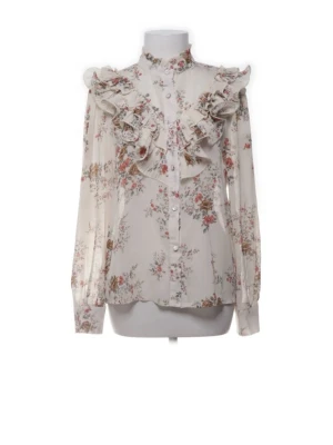 Blus från zara  - Säljer denna sättesöta blommiga blusen från zara!