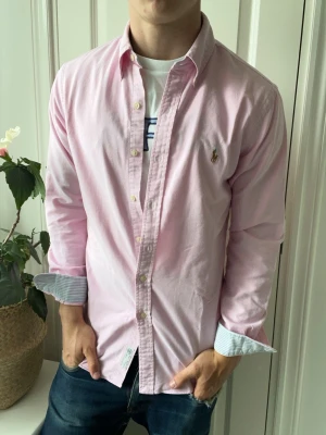 Ralph lauren skjorta - På plick Live 11 Juni 17.00  - Ralph lauren skjorta - sjukt snygg, personlig favorit. Inga defekter! Modellen i bilderna är 180 cm 75 kg och bär Storlek M slim fit   , Kom med frågor! 🌟 (Kan gå ned i pris vid köp av paket 😉) 