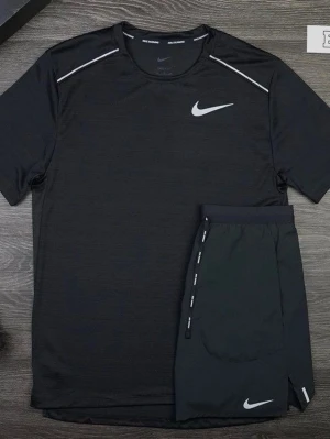 Svart träningsset från Nike, NIKE MILLER  - Helt nytt tränings set från Nike Miller genen, jätte bra kvalitet.