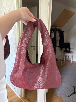 Röd väska - Lite för liten för min smak!