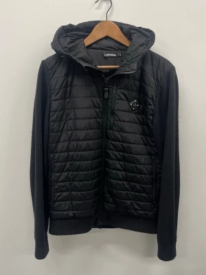 J.lindeberg hybrid cardigan  - Passar för höst, vår och sommarkvällar eller en kall sommardag. Väldigt fint skick utan defekter | storlek M herr. Fraktar oftast samma dag🚚📦