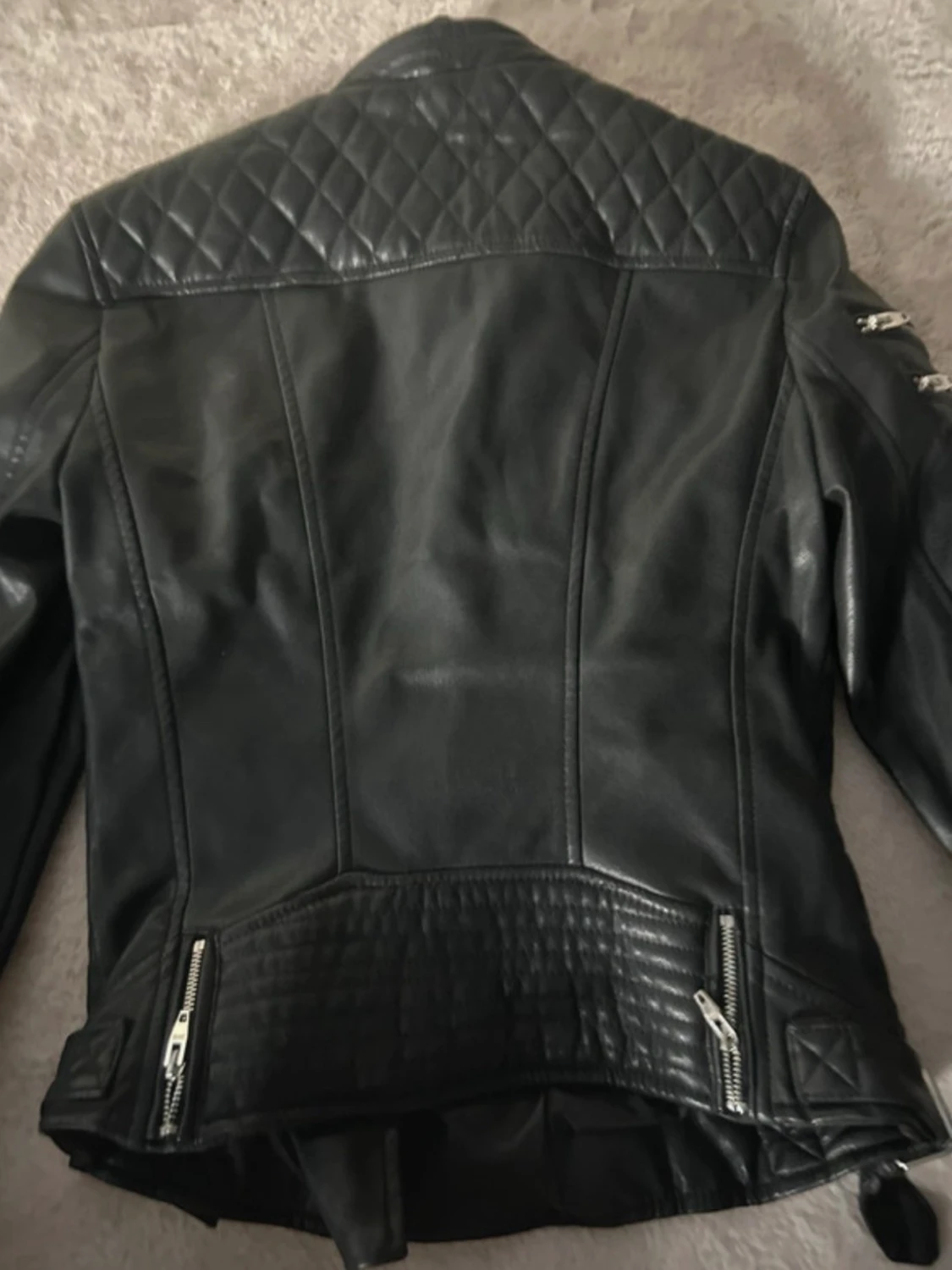 Svart skinnjacka med quiltade detaljer - 2