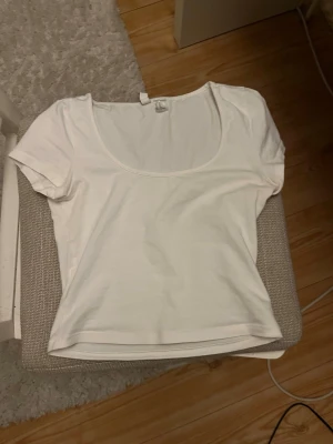 Vit kortärmad topp  - Säljer en enkel och stilren vit topp från H&M.