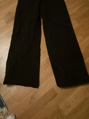 Svarta wide leg jeans från Gina Tricot - Säljer ett par svarta wide leg jeans från Gina Tricot, modell perfect jeans. De  raka, vida ben för en trendig och avslappnad look. Perfekta att matcha med sneakers eller boots.