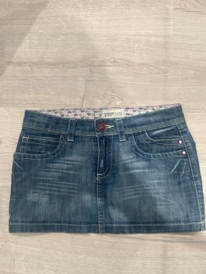 Jeanskjol - Midjemått rakt över - 36,5 cm Jättefin jeanskjol som tyvärr inte passar längre, hör av er vid frågor, pris går att diskutera 🥰